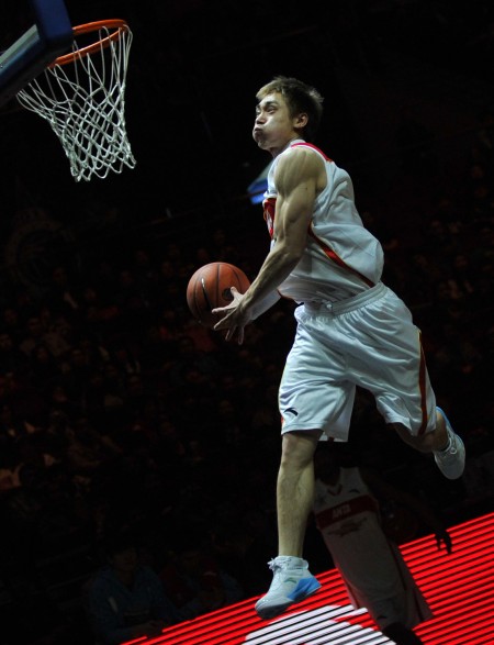 霍伊伦：我喜欢压迫和背对球门；进球美妙但功劳要和球队分享（霍伊伦：钟爱高压逼抢与背身拿球，进球虽美但荣誉应与全队共享）