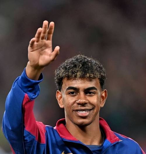 白科比？美媒对比里夫斯和科比前五个赛季数据，几乎一模一样（美媒对比里夫斯与科比生涯前五季数据：相似度惊人）