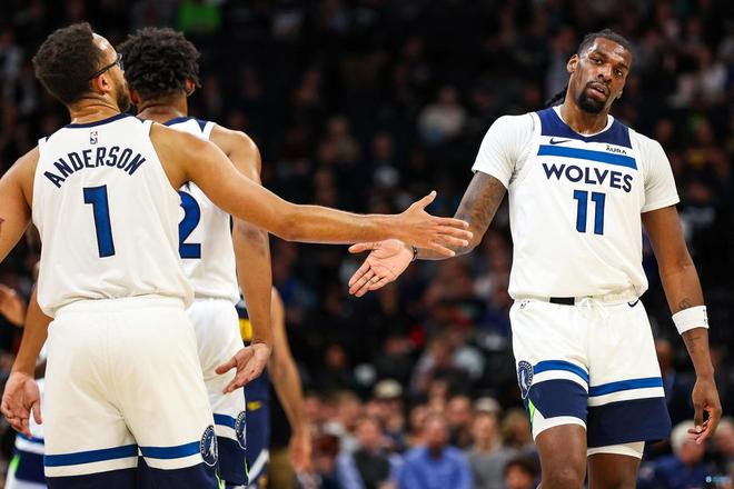 替补登场已尽力！布莱克16中6得到14分11篮板4助攻（替补上阵竭尽全力：布莱克14分11板4助，16投6中）