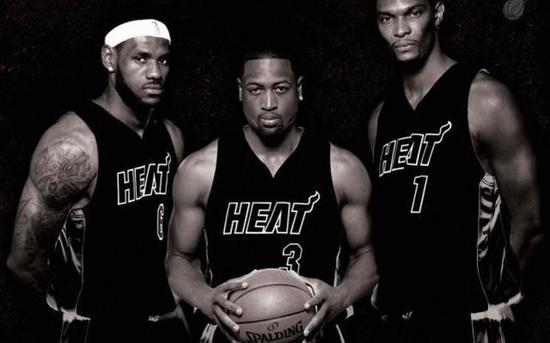 C罗打趣：詹姆斯是个好人，但我头发比他多！（C罗幽默调侃：詹姆斯人不错，但我的发量更胜一筹）