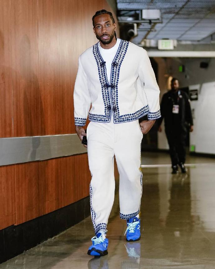 都体：DV9肌肉不适但伤情不重，保险起见周末联赛会替补（都体：DV9肌肉轻微不适，周末联赛稳妥起见先坐替补）