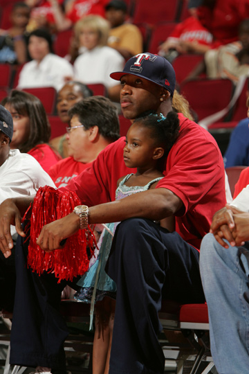 利物浦太子在皇马水土不服 阿诺德左腿股四头肌直肌拉伤 缺席2月（阿诺德在皇马难以适应：左腿股四头肌直肌拉伤，预计缺席两个月）