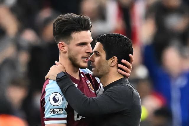 荣耀时刻，王燊超代表实现三连冠的上海海港捧起火神杯（高光时刻：王燊超代表三连冠上海海港高举火神杯）