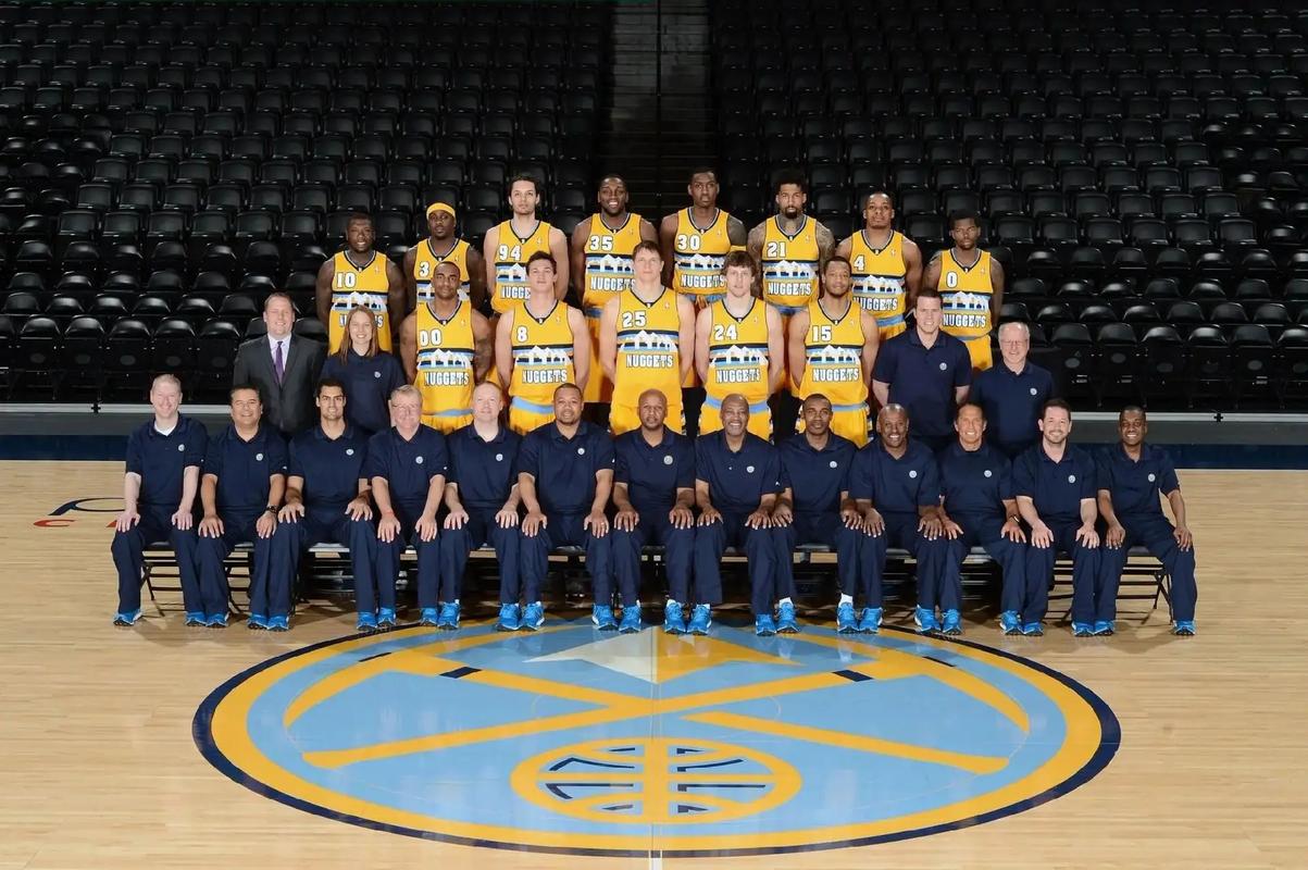 B费点球真的稳！稳稳骗过门将进球（B费点球稳健，轻松晃过门将破门）