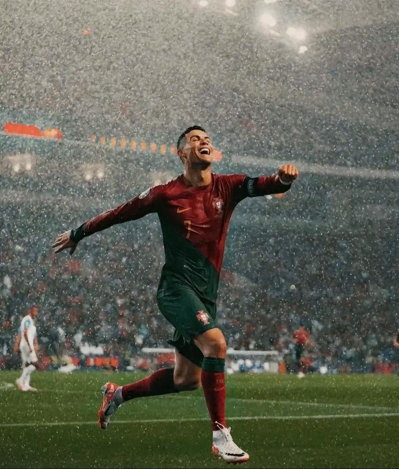 图片报：阿德耶米想在续约合同加解约条款，曼联接触其经纪人（图片报：阿德耶米续约欲附解约条款，曼联已与其经纪人接洽）