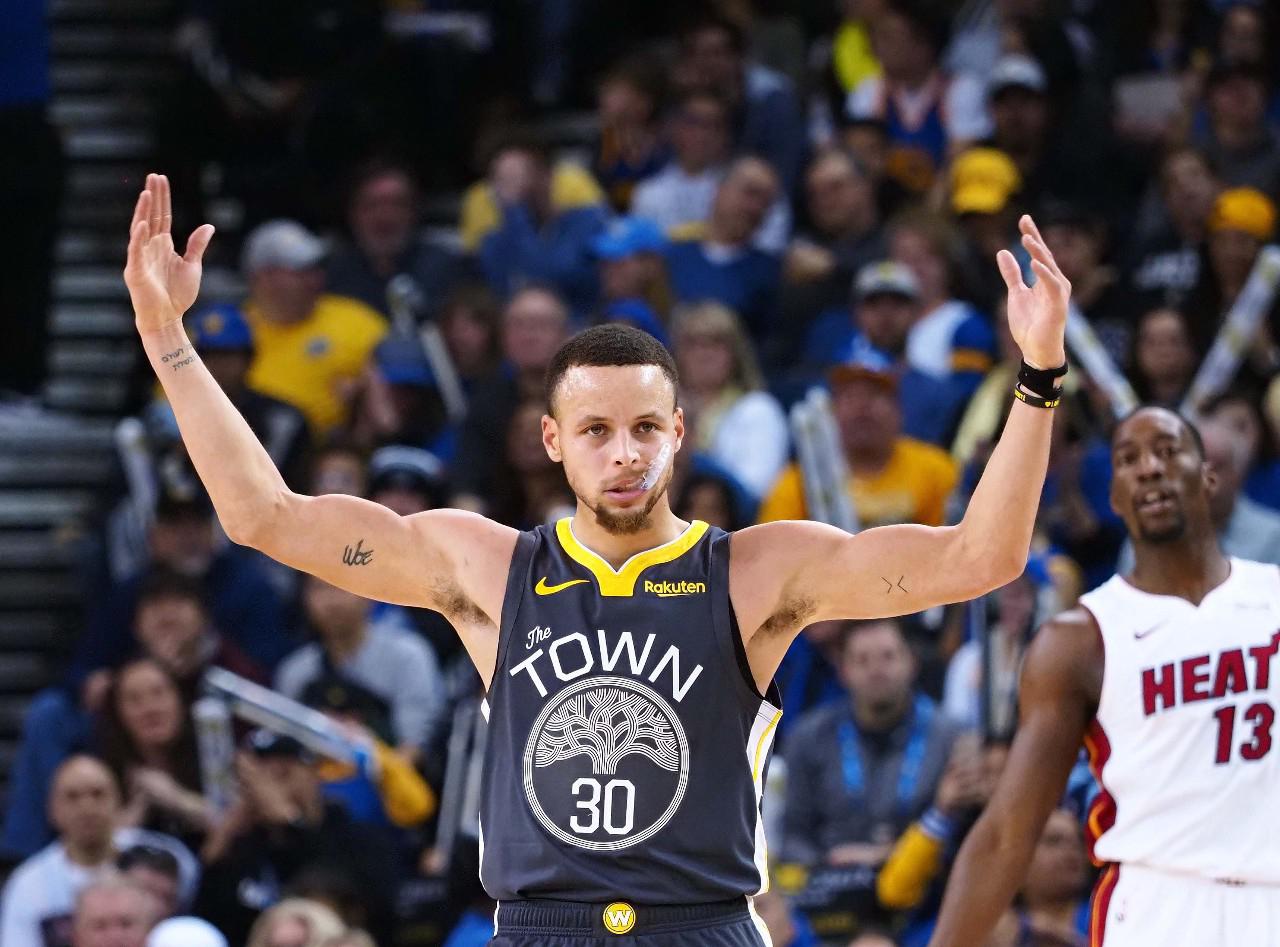 暗示续约还是离队？刘洋晒与瓦科互换球衣照片（续约还是离队？刘洋晒与瓦科交换球衣照引猜测）