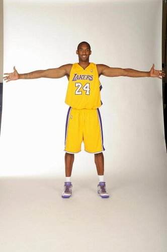 湖人老将经验决定比赛走势（湖人老将以经验左右战局）