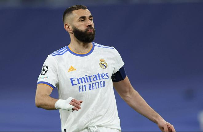 库里三分爆炸连中八球点燃全场（库里三分手感炸裂，连飙8记引爆全场）