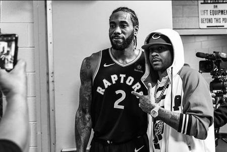 巴甲福塔莱萨门将在4名队友提醒下未注意身后对手，开球时遭抢断丢球（巴甲福塔莱萨门将忽略四队友提醒，开球被身后抢断致丢球）