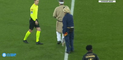 弗兰克：我不认为西蒙斯犯规是红牌，第二个失球也是重大误判（弗兰克直言西蒙斯犯规不应吃红，第二个失球亦为严重误判）